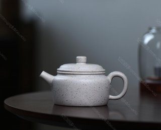 碧螺壺中香撲面，綠茶盞內味如春。